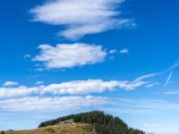 Wolken und Brandstadl spiegeln sich im Tanzboden Speichersee